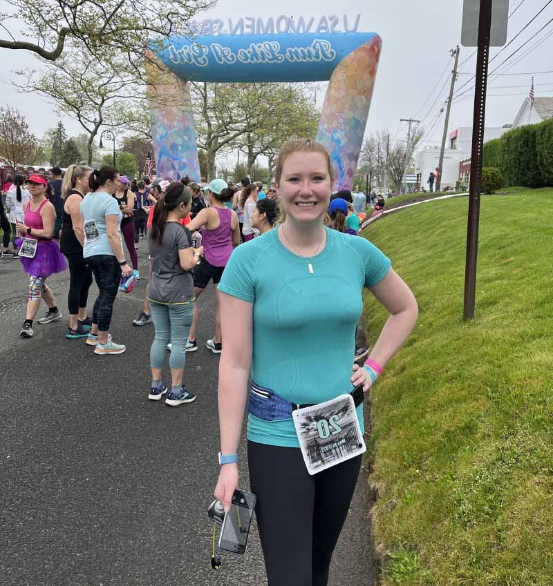 中风三个月后, Sarah Rood finished a half marathon in the Hamptons in New York. (图片由Sarah Rood提供)