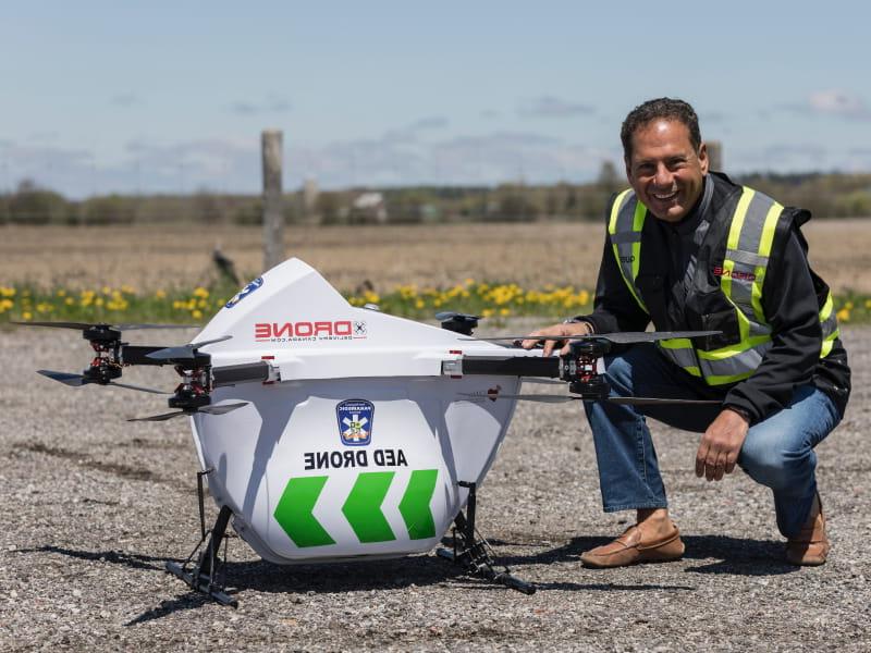 Dr. Sheldon Cheskes, 多伦多Sunnybrook院前医学中心的医学主任, with an AED drone. (Photo courtesy of Drone Delivery Canada)