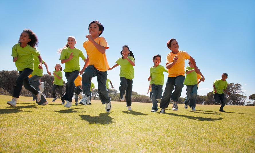 一群孩子在学校休息时跑步